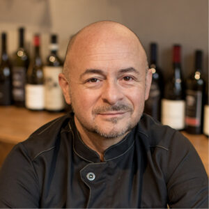 RestaurantGrund_Mitarbeiter_Zsolt-300×300
